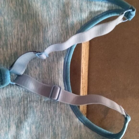 Double-layered crop top/sports bra. Like new. - Picture 5 of 5